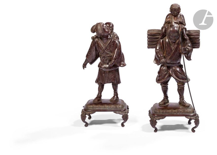 JAPON - Époque MEIJI (1868 - 1912)
Deux groupes en bronze à patine brune formant couple, un paysan debout tenant une pipe, agrippé à son bâton, des planches de bois sur le dos sur lequel est assis un enfant, une femme debout un enfant sur le dos, elle tient un miroir de la main gauche ; les deux reposant sur un socle rectangulaire quadripode. 
H. 32 et 38 cm