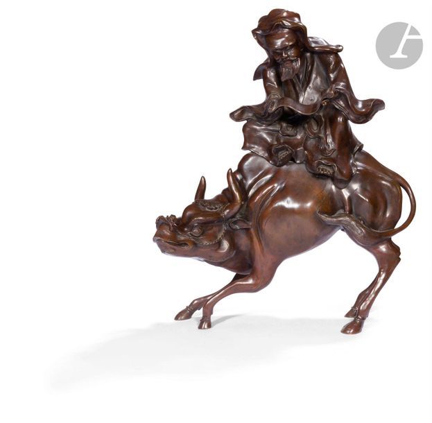 JAPON - Époque MEIJI (1868 - 1912)
Groupe en bronze à patine brune, vieillard assis sur un buffle lisant un rouleau. 
H. 59,5 cm