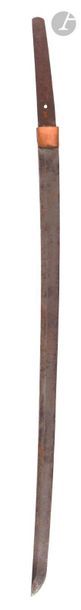 JAPON - Époque MOMOYAMA (1573 - 1603)
Shinto katana, shinogi zukuri, trempe effacée, un mekugi ana daté de Tensho. (Accidents à la trempe, rouille). Nagasa : 68,3 cm