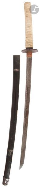 JAPON - Époque MEIJI (1868 - 1912)
Shinshinto wakizashi, shinogi zukuri, sans trempe, non démonté. (Rayures, accidents, rouille, kizu). 
Nagasa : 58,5 cm ; saya en laque noire.