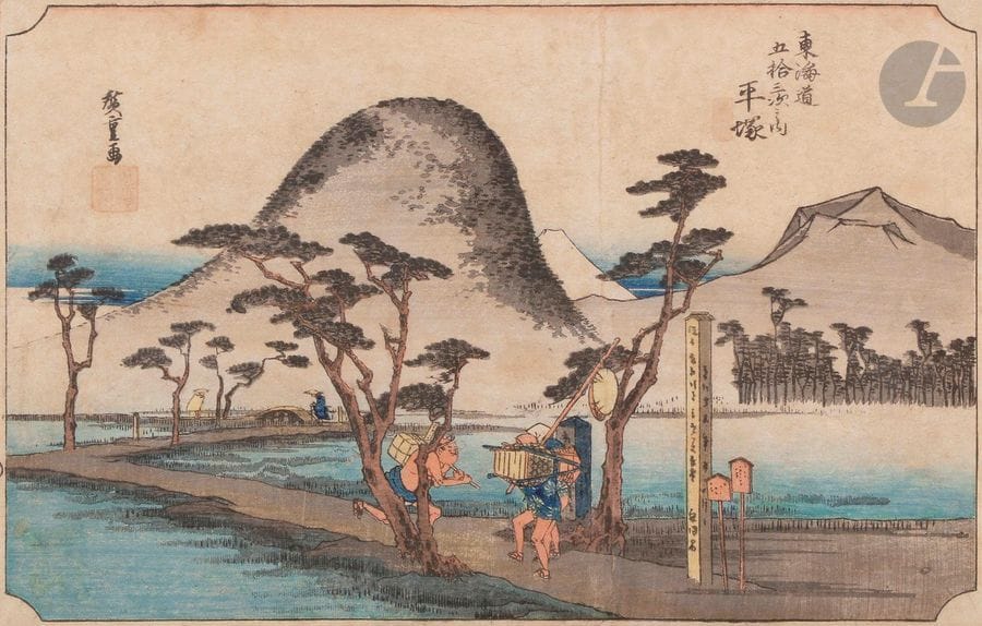 Utagawa Hiroshige (1797 - 1858)
Oban yoko-e de la série Tokaido gojusan tsugo no uchi, Les cinquante-trois vues du Tokaido, station n° 8 : Hiratsuka, la route de Nawate. Signé Hiroshige ga, éditeur Hoeido. (Marges coupées, restauration, traces d’humidité, deux coins collés, insolée).
23,5 x 38,5 cm