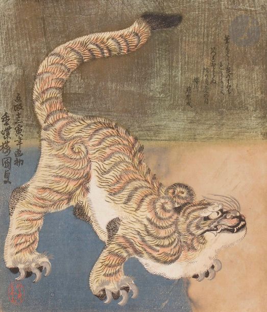 JAPON - XIXe siècle
Ensemble de quatre Surimono, femme fumant la pipe, un chat lui faisant le dos rond devant la fenêtre, tigre et acteur, tigre de profil, sarumawashi dirigeant un singe, suivi par un enfant. 
De 20 x 16,5 à 25 x 18,2 cm