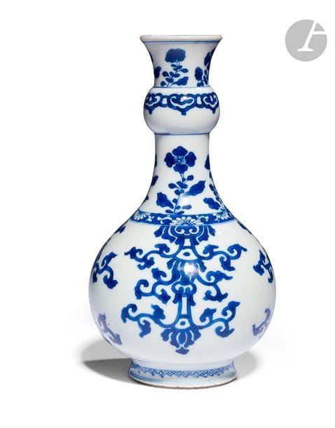CHINE - Époque KANGXI (1662 - 1722)
Vase balustre à col étroit et renflé en porcelaine décorée en bleu sous couverte de rinceaux stylisés sur la panse, le col orné d’une frise de fleurs et de lingzhi.
H. 20 cm
