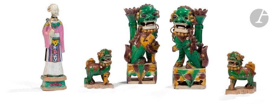 CHINE - Époque KANGXI (1662 - 1722)
Deux paires de porte-baguettes d’encens de couples de chimères assises en porcelaine émaillée sur le biscuit en vert, jaune et aubergine. (Manques, restaurations). 
H. 10,3 à 21,5 cm
On y joint une statuette en porcelaine émaillée dans le style de la famille rose d’une immortelle debout tenant un ruyi. Chine, vers 1800. (Petit manque au doigt, restaurations). H. 22,5 cm