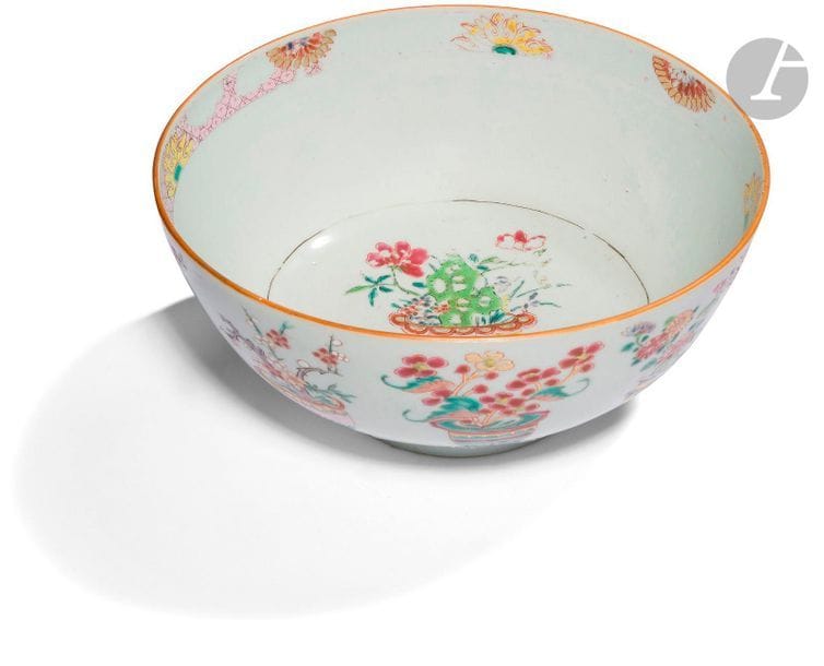 CHINE, Compagnie des Indes - Époque QIANLONG (1736 - 1795)
Bol en porcelaine émaillée polychrome de la famille rose à décor de bouquets fleuris et de fleurs en réserve sur fond de croisillons. (Manques d’émail).
Diam. 21,8 cm