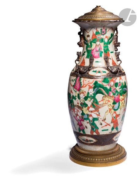 CHINE, Nankin - Fin XIXe siècle
Vase en porcelaine craquelé émaillé polychrome à décor de cavaliers, l’épaulement orné en relief et en biscuit de deux qilong.
H. 43,7 cm
Monté en lampe.