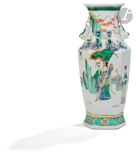 CHINE - Fin XIXe siècle
Vase balustre à facettes en porcelaine émaillée polychrome dans le style de la famille verte, à décor de dame de cours et de lettrés sous un arbre de pêcher, le col orné en relief de qilong stylisés. Marque apocryphe Kangxi. (Restaurations). 
H. 30,1 cm