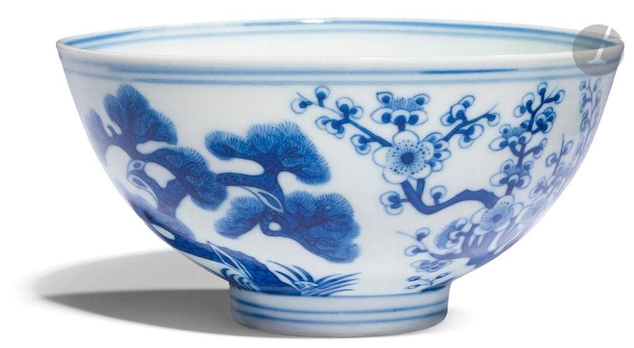 CHINE - Époque GUANGXU (1875 - 1908)
Bol en porcelaine décorée en bleu sous couverte des trois amis de l’hiver à l’extérieur. L’intérieur orné de nuages. Au revers, la marque de Guangxu. 
Diam. 13,5 cm