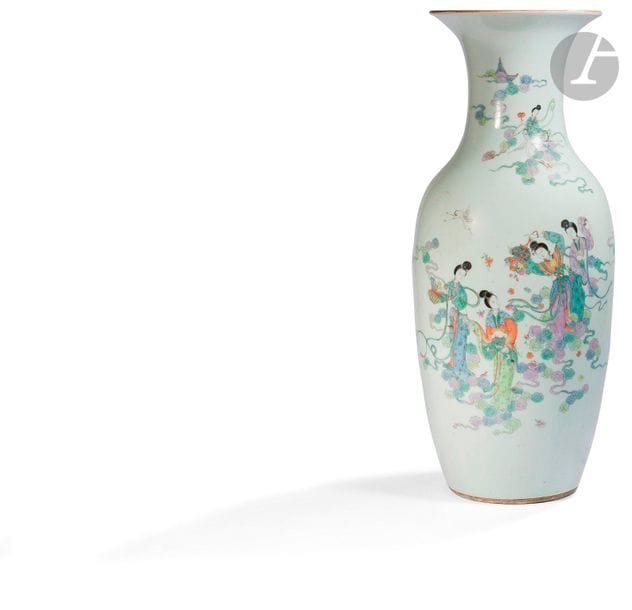 CHINE - Début XXe siècle
Vase balustre en porcelaine blanche émaillée polychrome à décor d’immortelles dans les nuages et de grues en vol. 
H. 57,8 cm
