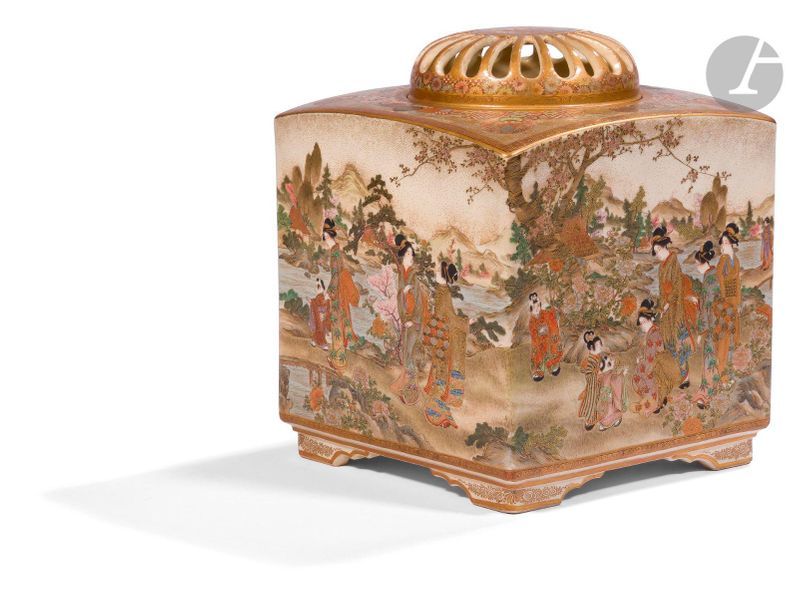 JAPON, Fours de Satsuma - Époque MEIJI (1868 - 1912)
Brûle-parfum quadripode en faïence de Satsuma émaillée polychrome et or sur chaque face de femmes et d’enfants jouant au bord de la rivière, le Mont Fuji au loin. Signé Kinkozan.
(Couvercle restauré).
23 x 18 cm