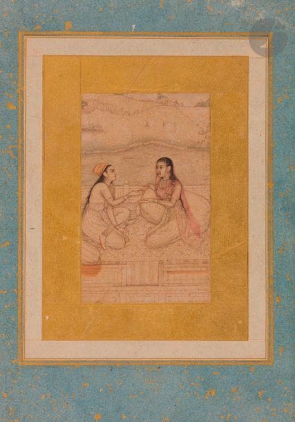 Deux femmes assises sur une terrasse, Inde moghole, XVIIIe siècle
Dessin sur papier rehaussé d’aquarelle représentant deux femmes échangeant sur une terrasse devant un paysage. Montage dans des encadrements dorés et blanc, et dans une marge verte poudrée d’or. Dans un cadre doré.
Cachet de la collection Alexis Rouart et étiquette « N° 6 M. Rouart SA » au dos du cadre.
Dimensions dessin : 13,5 x 8 cm 
État : contrecollé sur carton, petit trou, restaurations.

Two women sitting in a landscape, Mugal India, 18th century

 Alexis ROUART (1839-1911), frère du collectionneur Henri Rouart (1833-1912). Industriel, ingénieur, collectionneur d’art portraituré par Degas. Proche de l’Union Centrale des Arts Décoratifs.