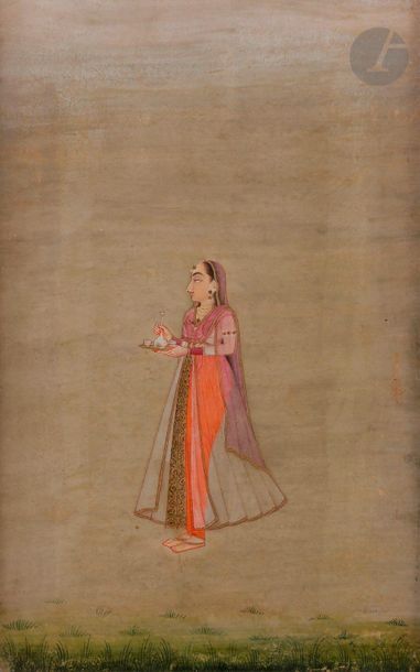 Portrait de jeune femme de profil, Inde, art moghol, fin XVIIIe siècle 
Miniature sur page d’album. Une jeune femme vêtue d’une longue jupe en voile transparent sur un pantalon orange, et portant un voile mauve, tient dans ses mains un plateau contentant une bouteille et deux petites coupelles. Tampons de collection au verso donnant le nom de la collection du Maharaja de Bikaner.
Dim. page : 16 x 8,6 cm
État : marges tronquées et petits manques.

A young woman with a tray, Mughal India, late 18th century