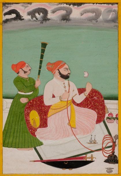 Raja fumant la huqqa, Inde du nord, Rajasthan, Bundi, XIXe siècle
Gouache et or sur papier épais. Le raja est assis contre un gros coussin sur une terrasse, en train de fumer la huqqa et tient une fleur de lotus sous un ciel tourmenté. Son épée et son bouclier sont posés à côté de lui et un serviteur l’évente avec un morshal.
22,2 x 15,6 cm
État : encadrements jaune et noir agrandis.

Raja smoking a huqqa, North India, Rajasthan, Bundi, 19th century