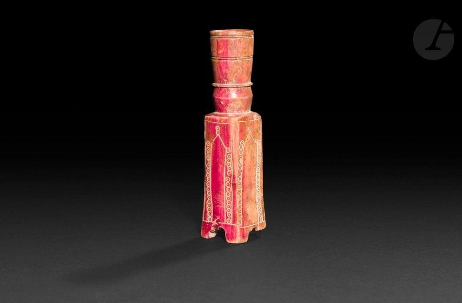 Rare tour de quenouille en os, Al-Andalus, fin XIe-début XIIe siècle
En os sculpté, de section supérieure circulaire et de section inférieure quadrangulaire. Décor gravé de paires de cercles sur l’embout, d’arcatures stylisées aux montants cerclés sur la base. Cet élément constitue la partie la plus ornée d’un tour de quenouille, objet utilisé pour le filage artisanal.
Hauteur : 9,8 cm
état : manque, petites fentes.

A bone distaff, al-Andalus, late 11th-early 12th century

 Des exemples similaires issus de fouilles locales sont conservés au Musée Mértola de Beja au Portugal (N° OS / TR / 003, 037, 042, 046, 057).