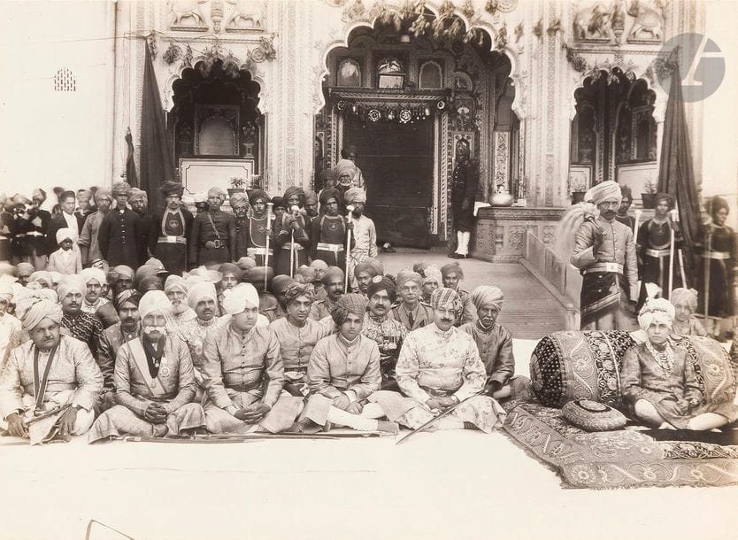 Album photographique du mariage du Senior Maharaj Kumarijee Sahiba, Inde, État de Bharatpur, 1933
36 photographies autour des cérémonies du mariage : plusieurs portraits en pied, cérémonies Bhat Paharna, Bharoti et Toran, Miai, prises diverses, Dahej dowry, Rolls Royce, Dola, et autres rites de passage. Tirages argentiques collés sur papier légendés en anglais par une étiquette. Reliure en cuir chagrin grenat estampé du titre rehaussé de dorure.
26,6 x 34,5 cm
État : accidents sur les pages cartonnées de l’album.

A photographic album of the wedding of Senior Maharaj Kumarijee Sahiba, India, Bharatpur, 1933