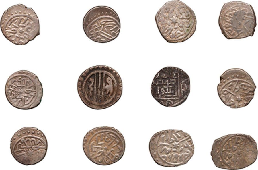 12 monnaies ottomanes en argent. Illisibles. État moyen, rognées.