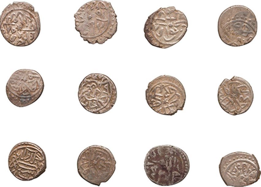 12 monnaies ottomanes en argent. Illisibles. État moyen, rognées.