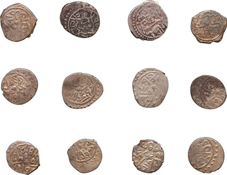 12 monnaies ottomanes en argent. Illisibles. État moyen, rognées.