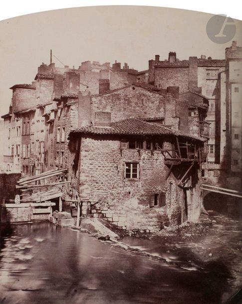 Félix Thiollier (1842-1914) 
Sites de la Loire, c. 1860-1870. 
Angle de la place des Ursules. Saint-Étienne. 
Épreuve sur papier albuminé, cintrée, contrecollée sur carton. Légende à l’encre de la main du photographe sur le montage. 
20 x 15,3 cm

Félix Thiollier (1842-1914)
Sites of the Loire, c. 1860-1870.
Angle de la place des Ursules. Saint-E?tienne.
Albumen print mounted on cardboard. Caption written by photographer on mount.
20 x 15.3 cm