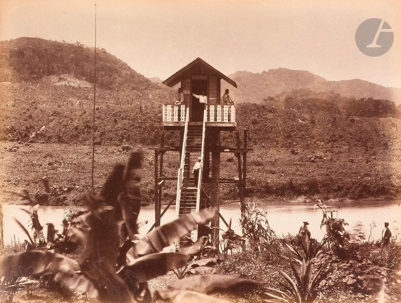 Photographe non identifié 
Canal de Panama, 1881-1887. 
De Colon à Panama. 
Visite des travaux du Canal de Panama. 
Colon. Temple protestant. Rue Bolivar. Hôpital. Agence de la compagnie du canal. Cadavre carbonisé. Ruine suite à l’incendie. Ateliers. Habitation des employés de la compagnie. Statut de Christophe Colomb. Cyclone du 7 décembre 1885. Baie de Limon. Monkey-Hill. Gatun. Drague. Bohio-Soldado. Grue à vapeur. San Pablo. Chemin de fer. Fôret vierge. San Juan. Bas-Obispo. Chantier. Empérador. Visite de Monsieur et Madame de Lesseps. 
Album in-folio oblong, titré sur le dos et sur la page de garde, composé de 111 épreuves sur papier albuminé, contrecollées sur cartons. Page de titres et plan cartographié du canal. Nombreuses légendes manuscrites sur les montages. Quelques légendes en bandeau dans les négatifs. 
Format moyen des épreuves : 18 x 24 cm 

Unidentified photographer - Amateur photographer 
Panama Canal. 
From Colon to Panama, 1881-1887. 
Visit of the works of the Panama Canal. 
Colon. Protestant temple. Bolivar Street. Hospital. Agency of the Canal Company. Charred corpse. Ruin from the fire. Workshops. Residence of company employees. Status of Christopher Columbus. Cyclone of December 7, 1885. Bay of Limon. Monkey-Hill. Gatun. Dredge. Bohio-Soldado. Steam crane. San Pablo. Railroad. Virgin forest. San Juan. Lower Obispo. Construction site. Empérador. Visit from Mr and Mrs de Lesseps. 
Album, oblong folio, titled on the spine and on the front page, composed of 111 albumen prints mounted on cardboards. Included a map of the Canal. Several handwritten captions on mounts and in negatives. 
Average size of the prints : 18 x 24 cm