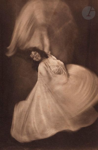 Moreau (R. Moreau et M. Kivatizky) 
Loïe Fuller dansant, c. 1908. 
Épreuve argentique d’époque contrecollée sur carton. Timbre sec « Moreau 29 boulevard des Italiens Paris » sous l’image. 
16 x 10,5 cm

Moreau (R. Moreau et M. Kivatizky)
Loïe Fuller dancing, c. 1905. 
Vintage gelatin silver print mounted on cardboard. Blindstamp "Moreau 29 boulevard des Italiens Paris" on bottom right corner of the mount.
16 x 10.5 cm