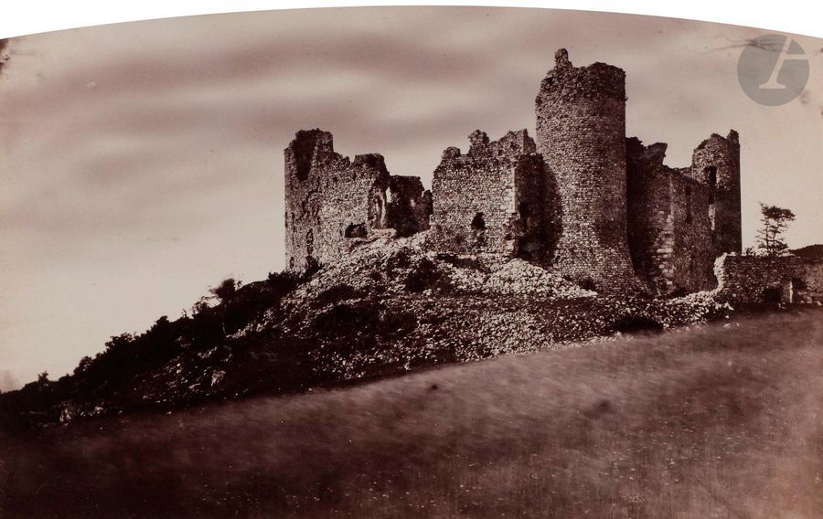 Félix Thiollier (1842-1914) 
Sites de la Loire, c. 1860-1870. 
Ruines du château des Cornes d’Urfé. 
Épreuve sur papier albuminé, cintrée, contrecollée sur carton. 
14 x 22 cm

Félix Thiollier (1842-1914)
Sites of the Loire, c. 1860-1870.
Ruines du cha?teau des Cornes d’Urfe?.
Albumen print mounted on cardboard.
14 x 22 cm