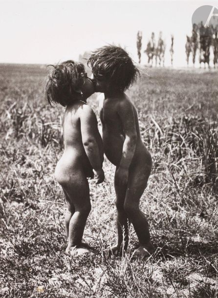André Kertész (1894-1985) 
De la série Les années hongroises. 
Enfants tziganes, 27 Juin 1917. 
Épreuve argentique (c. 1980) sur papier Agfa. Timbre sec du photographe dans la marge inférieure à droite. Légende manuscrite au verso. 
Image : 27,7 x 20,2 cm 
Feuille : 30,4 x 24 cm  

André Kertész (1894-1985)
The Hungarian years. Gypsy children, June 27, 1917. 
Gelatin silver print (c. 1990) on Agfa paper. Photographer's blindstamp on bottom right corner of the margin. Handwritten caption on verso. 
Image: 27.7 x 20.2 cm 
Sheet: 30.4 x 24 cm