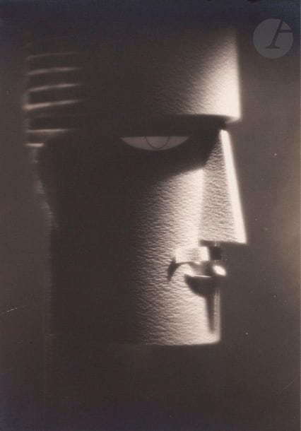 Franc?ois Kollar (1904-1979) 
Papier découpé de Paul Iribe pour l’illustration d’un ouvrage édité par l’imprimerie Draeger. 
Profil d’homme, 1928. 
Épreuve argentique d’époque. Tampon « Photo Kollar - Paris » et date au verso. 
21 x 14,4 cm 

François Kollar (1904-1979)
Paper cut-out of Paul Iribe for for the illustration of a book published by Draeger (printer). 
Profile of a man, 1928. 
Vintage gelatin silver print. Photographer's stamp and date on verso. 
21 x 14.4 cm