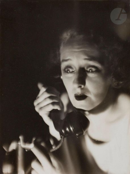 Germaine Krull (1897-1985) 
Berthe Bovy dans La Voix Humaine de Jean Cocteau, 1930. 
Épreuve argentique d’époque. Titre et crédit manuscrits de la photographe au verso. 
21,5 x 16,2 cm - cadre 
 
Bibliographie : 
Le Courrier Littéraire, n° 15, avril-mai-juin 1930. 
 
Exposition : 
Germaine Krull, un destin de photographe - Jeu de Paume, Paris, juin 2015. 

Germaine Krull (1897-1985)
Berthe Bovy in La Voix Humaine by Jean Cocteau, 1930. 
Vintage gelatin silver print. Title and credit handwritten on verso. 
21.5 x 16.2 cm - frame