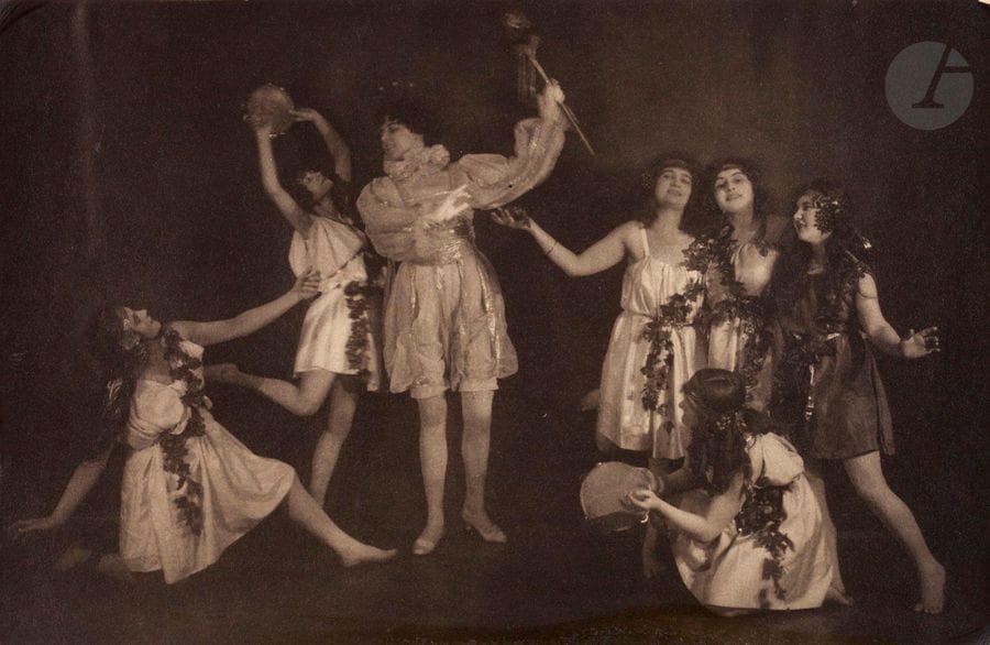 Frantisek Drtikol (1883-1961) 
Ervina Kupferova en costume et baccantes, c. 1920. 
Épreuve argentique d’époque. 
14 x 21,5 cm 

Frantisek Drtikol (1883-1961)
Ervina Kupferova in costume and baccantes, c. 1920. 
Vintage gelatin silver print. 
14 x 21.5 cm