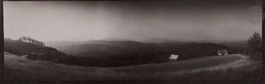 Josef Sudek (1896-1976) 
Panorama de la plaine de Beskydy, 1967. 
Épreuve argentique d’époque contrecollée sur carton, signée et datée sur le montage en bas à droite. 
9 x 29,5 cm avec marges noires

Josef Sudek (1896-1976)
Panorama of the Beskydy Plain, c. 1955-1960.
Gelatin silver print (c. 1960). Handwritten annotations by Petr Helbich (assistant of Josef Sudek) on verso.
9.5 x 29.5 cm with black margins
