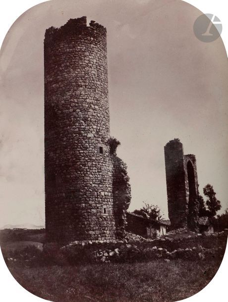 Félix Thiollier (1842-1914) 
Sites de la Loire, c. 1860-1870. 
Tour du Verdier (Cordelle). 
Épreuve sur papier albuminé, aux coins arrondis, contrecollée sur carton. Légende à l’encre de la main du photographe sur le montage. 
20 x 15 cm

Félix Thiollier (1842-1914)
Sites of the Loire, c. 1860-1870.
Tour du Verdier (Cordelle).
Albumen print mounted on cardboard. Caption written by photographer on mount. 
20 x 15 cm