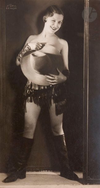 Dora Kallmus - Arthur Benda 
Cowgirl (Mlle L’Ardy), c. 1925-1935. 
Six (6) épreuves argentiques d’époque. Signature du photographe dans les négatifs (5). Tampon « Copyright d’Ora - Wien, 1 - Arthur Benda », étiquettes du studio et de l’agence Delius (5) aux versos. 
Format : de 22 x 10,8 à 20,8 x 16 cm

Dora Kallmus - Arthur Benda
Cowgirl (Miss L'Ardy), c. 1925-1935.
Six vintage gelatin silver prints. Photographer's signature in the negatives (5). Stamp "Copyright d'Ora - Wien, 1 - Arthur Benda", labels of the Delius studio and agency (5) on versos.
DImensions: from 22 x 10,8 to 20,8 x 16 cm