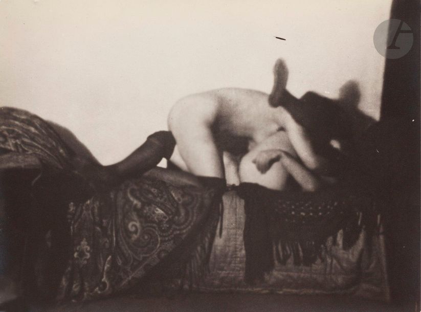 Germaine Krull (1897-1985) 
De la série Les amies, 1924. 
Épreuve argentique d’époque. 
15,2 x 20,6 cm 

 Empreinte de l’esthétique pictorialiste, Germaine Krull s’intéresse ici aux corps de la femme. C’est à cette époque qu’en Allemagne se développe le mouvement naturaliste. La série Freundinnen (les amies) témoigne de l’émancipation de la femme durant l’entre-deux-guerres. 

Germaine Krull (1897-1985)
From the serie Les amies, 1924.
Vintage gelatin silver print. 
15.2 x 20.6 cm 

With her pictorialist aesthetic, Germaine Krull is interested here in women's bodies. The series Freundinnen (Friends) bears witness to the emancipation of women during the interwar period.