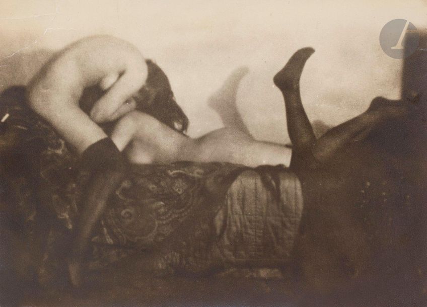 Germaine Krull (1897-1985) 
De la série Les amies, 1924. 
Épreuve argentique d’époque (nombreuses cassures dans l’angle en haut à gauche). 
14,1 x 19,6 cm 

Germaine Krull (1897-1985)
From the serie Les amies, 1924. 
Vintage gelatin silver print (several breaks on the top left corner). 
14.1 x 19.6 cm  