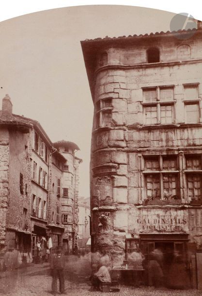 Félix Thiollier (1842-1914) 
Sites de la Loire, c. 1860-1870. 
Place Grenette. Saint-Étienne. 
Épreuve sur papier albuminé, cintrée, contrecollée sur carton. Légende à l’encre de la main du photographe sur le montage. 
20,8 x 14,3 cm

Félix Thiollier (1842-1914)
Sites of the Loire, c. 1860-1870.
Place Grenette. Saint-Etienne. 
Albumen print mounted on cardboard. Caption written by photographer on mount.
20.8 x 14.3 cm