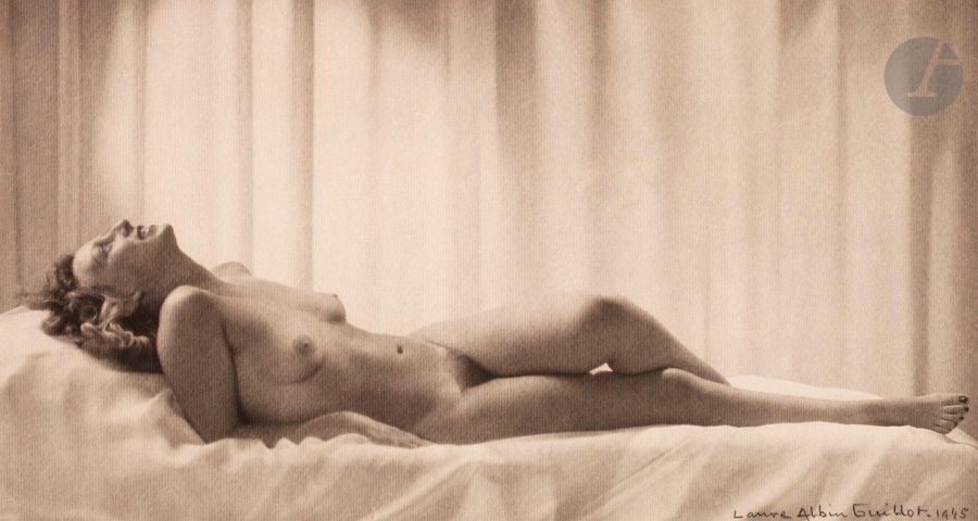 Laure Albin Guillot (1879-1962) 
Nu féminin allongé, 1945. 
Deux (2) épreuves Fresson, signées et datées au crayon en bas à droite. 
Image : 21,5 x 40 cm 
Feuille : 41 x 51,5 cm 

Laure Albin Guillot (1879-1962)
Lying nude, 1945. 
Two (2) Fresson prints, signed and dated in pencil in lower right corner. 
Image: 21.5 x 40 cm
Sheet: 41 x 51.5 cm
