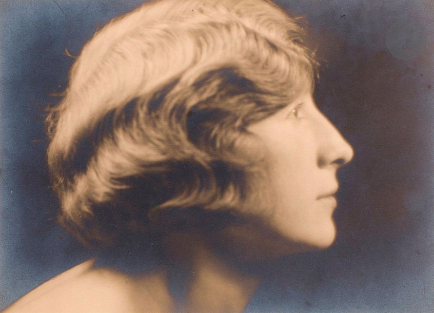 Laure Albin Guillot (1879-1962) 
Jeune femme de profil et de 3/4, 1928. 
Deux (2) épreuves argentiques d’époque. Signature de la photographe et date dans la marge inférieure. 
23,8 x 17,8 et 23 x 28,5 cm

Laure Albin-Guillot (1879-1962)
Young woman in profile and 3/4 length, 1928.
Two vintage gelatin silver prints. Photographer's signature and date in the lower margin.
23.8 x 17.8 and 23 x 28.5 cm