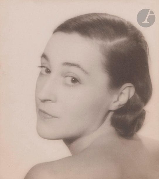 Lee Miller (1907-1977) 
Katia Krassina, 1931. 
Épreuve argentique d’époque. Tampon « Lee Miller - 12, rue Victor - Considérant - Paris XIVe » au verso. 
20,5 x 17,5 cm

Lee Miller (1907-1977)
Katia Krassina, 1931.
Vintage gelatin silver print. Stamp "Lee Miller - 12, rue Victor - Considérant - Paris XIVe" on verso.
20.5 x 17.5 cm