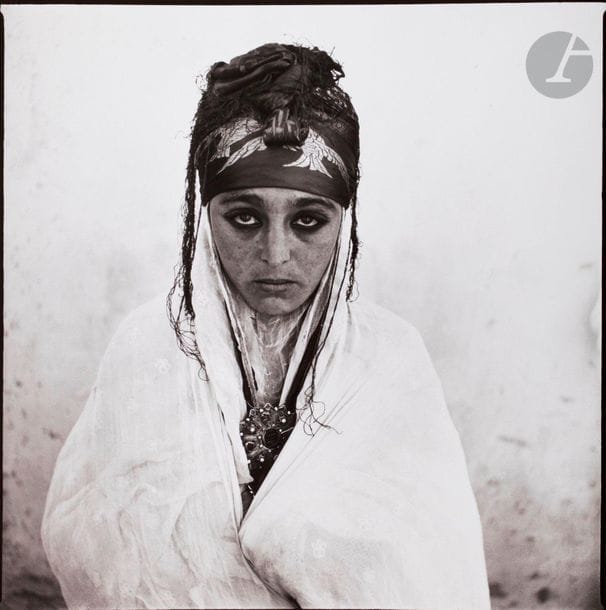 Marc Garanger (1935-2020) 
Algérie, 1960. 
Femme algérienne. 
Épreuve argentique tirée par Georges Fèvre (juin 1982), signée, légendée et datée dans la marge inférieure. 
Image : 27,1 x 27,1 cm 
Feuille : 40 x 30,5 cm 

Marc Garanger (1935-2020)
Algeria, 1960. 
Femme algérienne. 
Gelatin silver print (printed by Georges Fèvre in June 1982), signed, captioned and dated in lower margin.
Image: 27.1 x 27.1 cm. 
Sheet: 40 x 30.5 cm