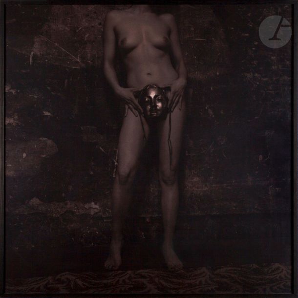 Dominique Desrue (1960) 
Nu au grenier (Natacha), 2003. 
Épreuve argentique d’époque, virée au monosulfure, montée sous cadre. Tampon « Photographie - D. Desrue », signature du photographe, date, titre, indications techniques, numérotation à 4 ex. au verso de l’épreuve et au verso du cadre. 
100 x 100 cm

Dominique Desrue (1960)
Nu au grenier (Natacha), 2003.
Vintage gelatin silver print, monosulphide toning, mounted and framed. Stamp "Photograph - D. Desrue", signature of the photographer, date, title, technical indications on verso of the print and on verso of the frame. Edition of 4.
100 x 100 cm