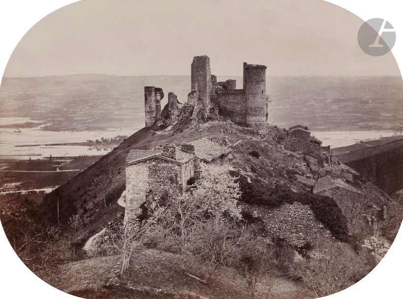 Félix Thiollier (1842-1914) 
Sites de la Haute-Loire, c. 1860-1870. 
Rochebaron (ruines du château-fort de Bas-en-Basset). 
Épreuve sur papier albuminé, aux coins arrondis, contrecollée sur carton. Légende à l’encre de la main du photographe sur le montage. 
21,5 x 15 cm

Félix Thiollier (1842-1914)
Sites of the Haute-Loire, c. 1860-1870.
Rochebaron (ruins of Bas-en-Basset castle).
Albumen prints mounted on cardboard. Caption written by photographer on mount.
21.5 x 15 cm