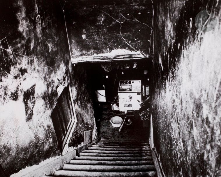Miyako Ishiuchi (1947) 
Appartement #14, 1977-1978. 
Épreuve argentique contrecollée sur panneau de bois. Signature du photographe, tampon et annotations manuscrites sur étiquette au verso. 
30,5 x 38,5 cm 

Miyako Ishiuchi (1947) 
Apartment #14, 1977-1978. 
Gelatin silver print mounted on wood panel. Photographer's signature, stamp and handwritten annotations on verso. 
30.5 x 38.5 cm