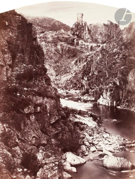 Félix Thiollier (1842-1914) 
Sites de la Haute-Loire, c. 1860-1870. 
Tour d’Auriol (Aurec-sur-Loire). 
Épreuve sur papier albuminé, cintrée, contrecollée sur carton. Légende à l’encre de la main du photographe sur le montage. 
19,5 x 15 cm

Félix Thiollier (1842-1914)
Sites of the Haute-Loire, c. 1860-1870.
Tour d'Auriol (Aurec-sur-Loire).
Albumen prints, mounted on cardboard. Caption written by photographer on mount.
19.5 x 15 cm
