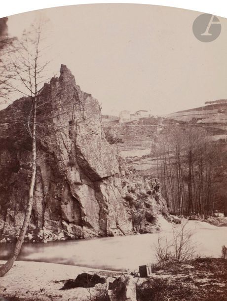 Félix Thiollier (1842-1914) 
Sites de la Haute-Loire, c. 1860-1870. 
Près de Saint-Ferréol (Saint-Ferréol-d’Auroure). 
Épreuve sur papier albuminé, cintrée, contrecollée sur carton. Légende à l’encre de la main du photographe sur le montage. 
20,5 x 15,5 cm

Félix Thiollier (1842-1914)
Sites of the Haute-Loire, c. 1860-1870.
Près de Saint-Ferréol (Saint-Ferréol-d'Auroure). 
Albumen print mounted on cardboard. Caption written by photographer on mount. 
20.5 x 15.5 cm