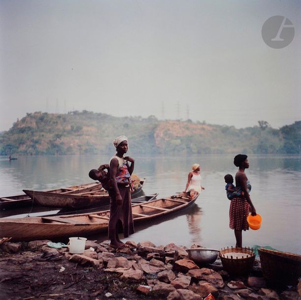 Denis Dailleux (1958) 
Trois femmes au bord de la Volta, Ghana, 2010. 
Épreuve chromogénique (2013), signée, titrée, datée et numéroté à 12 ex. au verso. 
Image : 38 x 38 cm 
Feuille : 50 x 40 cm 
 
On joint un certificat d’authenticité de la galerie 217 à Marrakech pour Denis Dailleux. 

Denis Dailleux (1958)
Three women on the Volta River, Ghana, 2010. 
Chromogenic print (2013), signed, titled, dated on verso. Edition of 12.
Image: 38 x 38 cm 
Sheet: 50 x 40 cm 

Included a certificate of authenticity from gallery 217 in Marrakech.