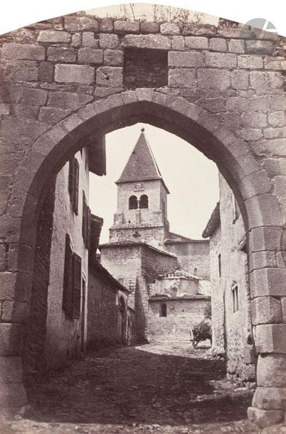 Félix Thiollier (1842-1914) 
Sites de la Loire, c. 1860-1870. 
Pommiers (Pommiers-en-Forez). Cour de Pommiers. 
Deux (2) épreuves sur papier albuminé, cintrée (1) et aux coins arrondis (1), contrecollées sur cartons. Légendes à l’encre de la main du photographe sur les montages. 
21 x 14 et 20,8 x 15 cm

Félix Thiollier (1842-1914)
Sites of the Loire, c. 1860-1870.
Pommiers (Pommiers-en-Forez). Cour de Pommiers.
Two albumen prints mounted on cardboard. Captions written by photographer on mounts. 
21 x 14 and 20.8 x 15 cm