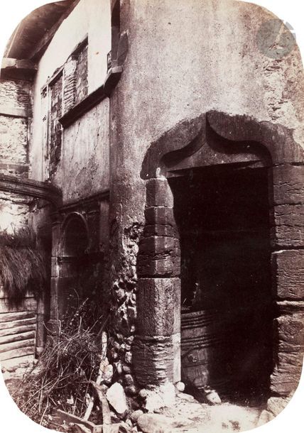 Félix Thiollier (1842-1914) 
Sites de la Loire, c. 1860-1870. 
Vaux (Saint-Romain-la-Motte). Cour du château de Vaux. 
Deux (2) épreuves sur papier albuminé, cintrée (1) ou aux coins arrondis (1), contrecollées sur cartons. Légendes à l’encre de la main du photographe sur les montages. 
20 x 15 et 20,7 x 14,7 cm

Félix Thiollier (1842-1914)
Sites of the Loire, c. 1860-1870.
Vaux (Saint-Romain-la-Motte). Cour du cha?teau de Vaux.
Two albumen print mounted on cardboard. Captions written by photographer on mounts.
20 x 15 and 20.7 x 14.7 cm
