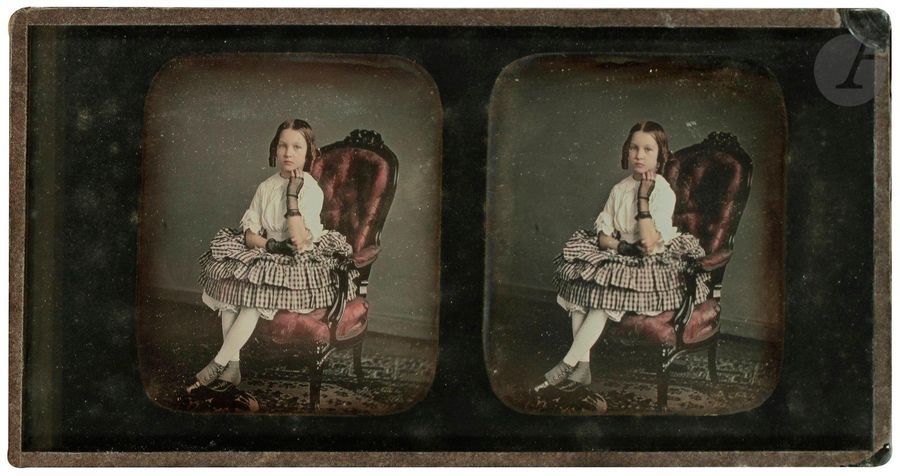 Daguerréotypiste non identifié 
Jeune fille et ses mitaines de dentelle, c. 1850. 
Daguerréotype stéréoscopique colorisé, dans son montage d’époque. 
Format (montage) : 8,5 x 17,5 cm

Unidentified daguerreotypist 
Young girl with lace mittens, c. 1850. 
Stereoscopic daguerreotype, enhanced with colors, in its vintage mount. 
Dimensions (mount): 8.5 x 17.5 cm.