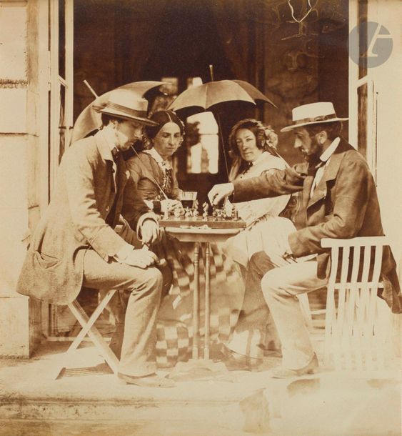 Roger du Manoir (1827-1888) 
Partie d’échecs en famille, juillet 1856. 
Épreuve sur papier salé, d’après négatif papier, montée par les coins sur carton. Date manuscrite sur le montage en bas. 
25 x 23 cm - cadre 
 
On joint le catalogue d’exposition Photos-Romans, Didier Dezandre, Rouen, 2002. 
 
Provenance : 
Album du photographe.

Roger du Manoir (1827-1888)
Family chess game, July 1856. 
Salt print, from paper negative, mounted on cardboard. Handwritten date on the mount. 
25 x 23 cm - frame

Included the catalogue "Photos-Romans" by Didier Dezandre, Rouen, 2002. 

Provenance : photographer's album.